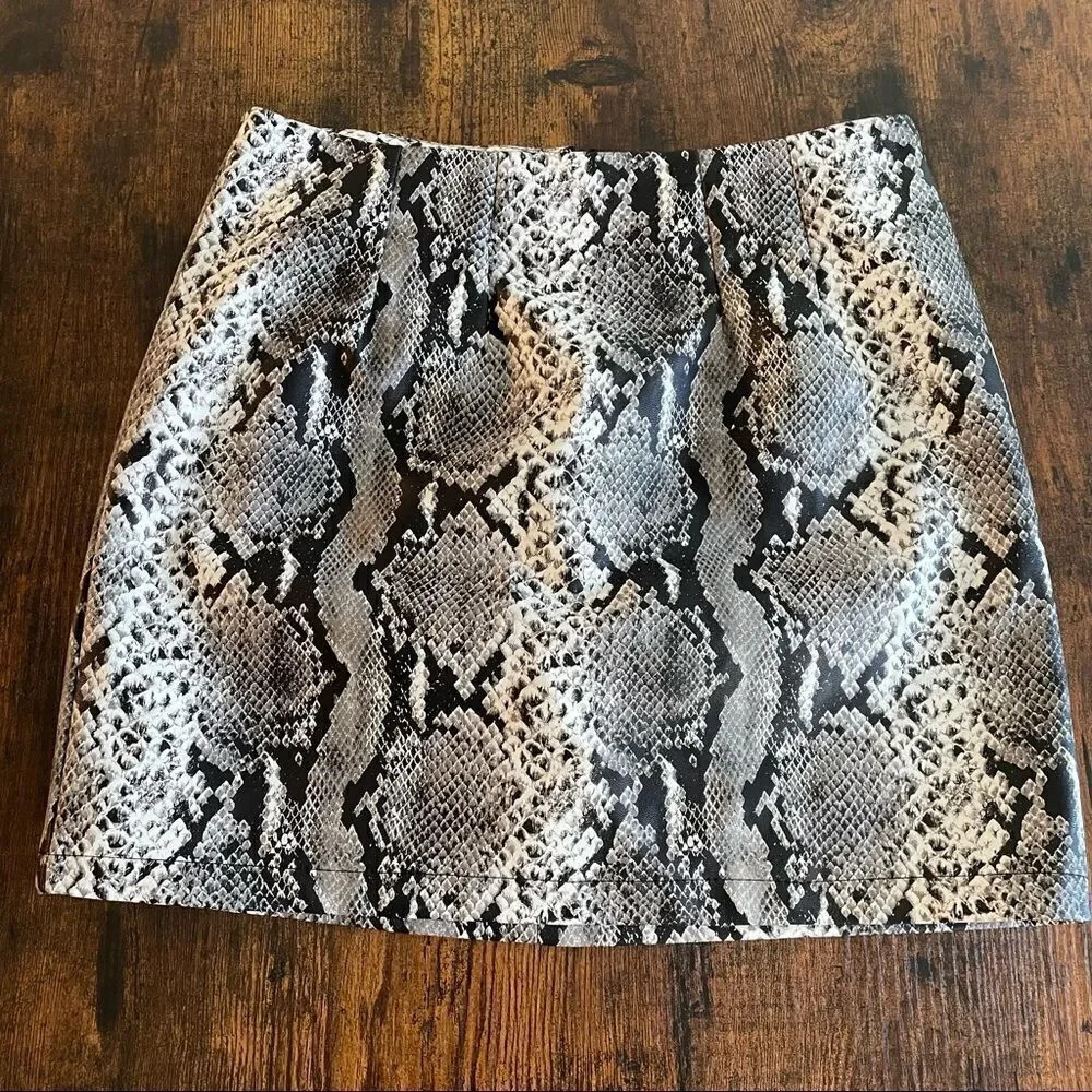 F21 nwt faux snake skin print mini skirt - Picture 9 of 15